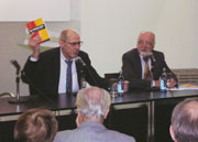 Autor Reiner Schmidt und Verlagsleiter Dr. Gerald Diesener bei der Buchvorstellung des „Teilhaberstaates“