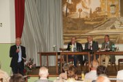 Begrüßung durch Thallwitz' Bürgermeister Kurt Schwuchow; auf der Bühne in der Mitte: Prof. Dr. Josef Koch