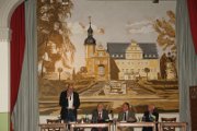 Im Hintergrund ein Bild der „Wolfgang-Rosenthal-Klinik“