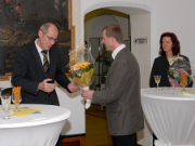 Dr. Manfred Wilde überreicht Dr. Gerald Diesener einen Blumenstrauß, im Hintergrund Prof. Dr. Martina Schattkowsky